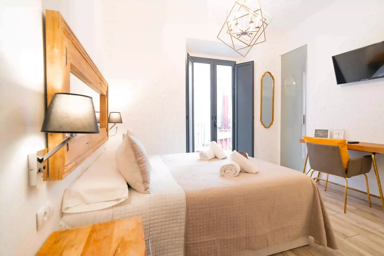 Habitación doble con cama de matrimonio, escritorio y televisión